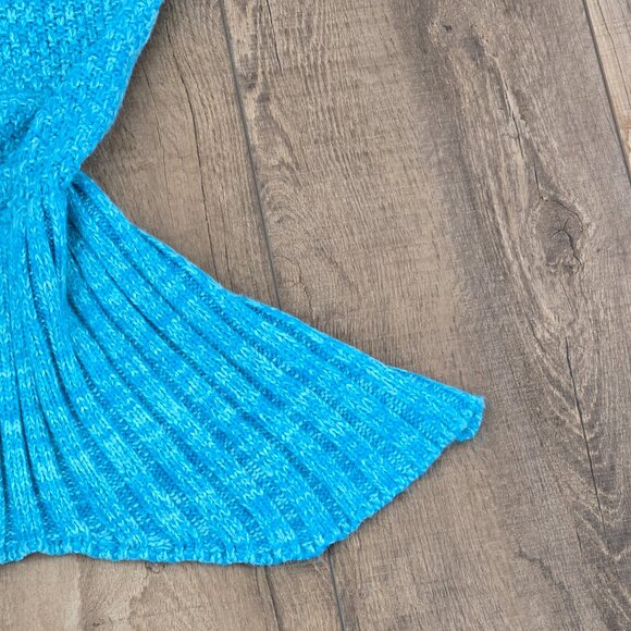 Mermaid Knitted Tail Blanket - Picture 6 of 9